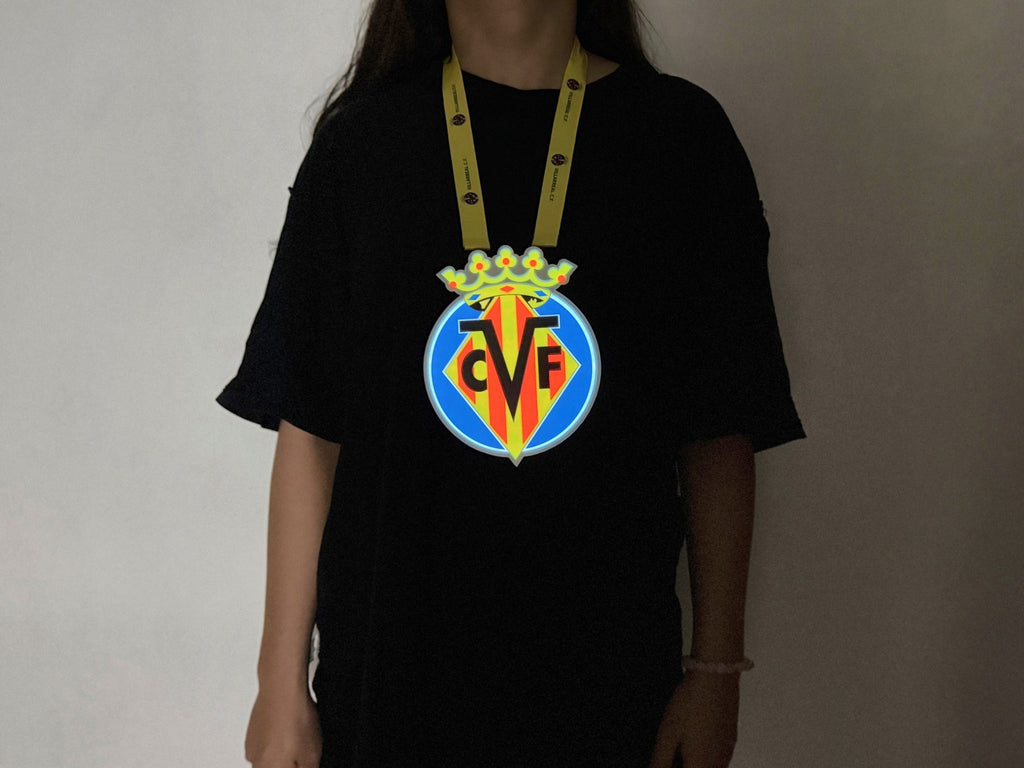 Escudo Luminoso para Colgar al Cuello Villarreal CF encendido