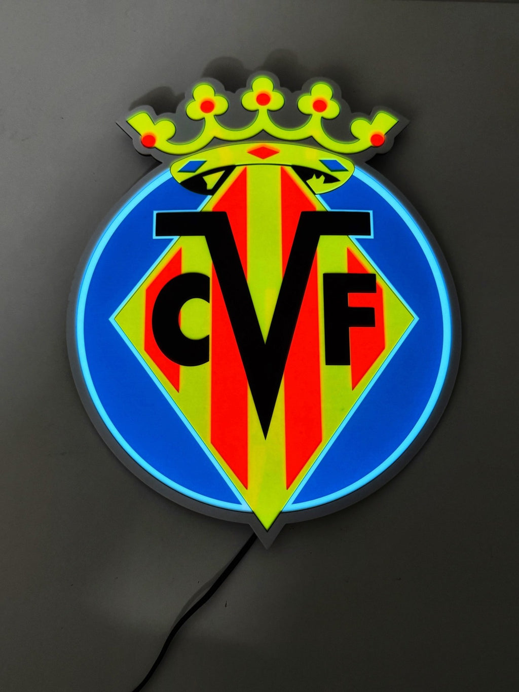 Escudo Luminoso Decorativo Villarreal CF encendido en la pared