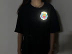Escudo Luminoso Portable Villarreal CF encendido en una camiseta
