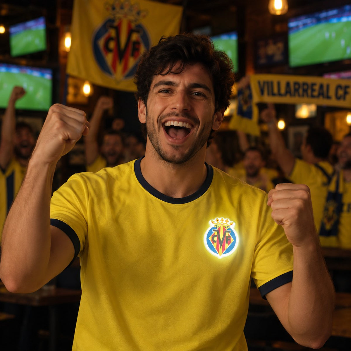 Aficionado del Villarreal CF con el escudo luminoso en la camiseta